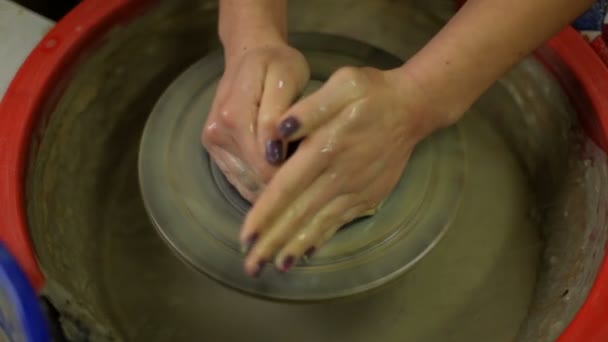 Master correcting hands on potters wheel — Stock Video