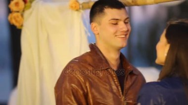 parkta öpüşme kadın erkek