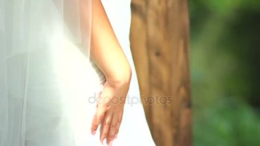 buket çiçek tutan peçe içinde gelin