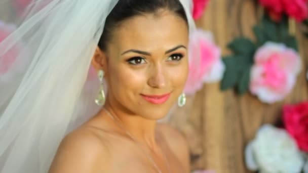 Noiva em véu segurando buquê de flores — Vídeo de Stock