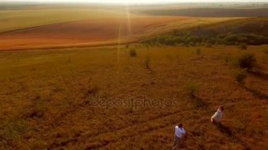 Sahada aşık genç bir çift