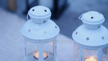 Romantik mum ışığında akşam yemeği için süslemeler
