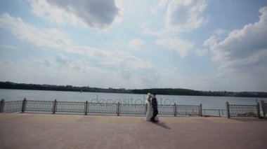 Düğün dansı. yeni evliler Rıhtımlar üzerinde dans ediyor. Gelin ve damat dans yakın pitoresk Mavi Göl