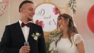 Yeni öpüşme kadehlerin şampanya ile evli