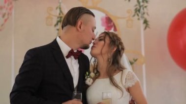 kadehlerin şampanya ile elinde tutan yeni evliler