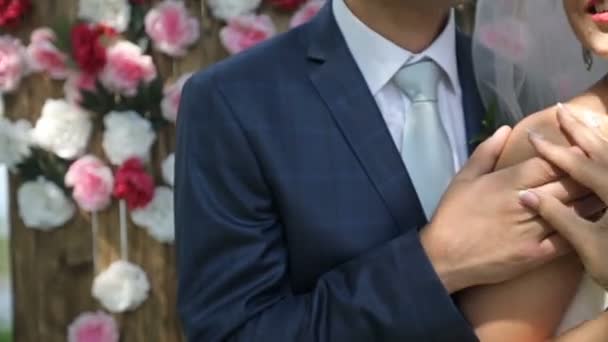 Happy bride and groom near wooden wall — Stock Video