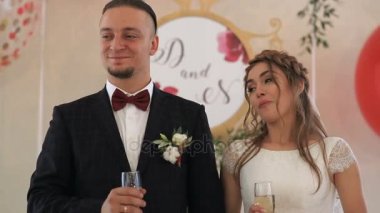 kadehlerin şampanya ile elinde tutan yeni evliler