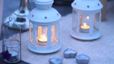 Romantik mum ışığında akşam yemeği için süslemeler