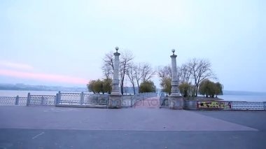 Göl kenarında küçük bir ada için köprü