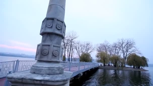 湖にある小さな島への橋します。 — ストック動画