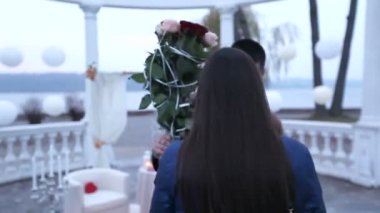 Buket kadınla konuşan adam