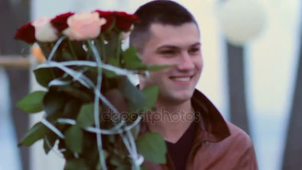 Чоловік тримає красивий букет з троянд — стокове відео