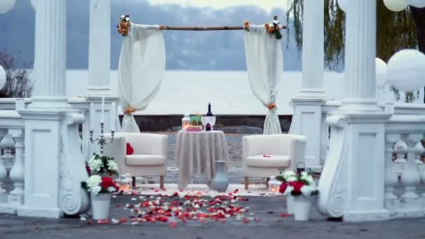 Altana z dekoracjami na romantyczną kolację — Wideo stockowe