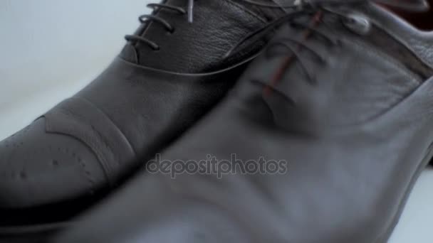 Novos sapatos masculinos de couro preto — Vídeo de Stock