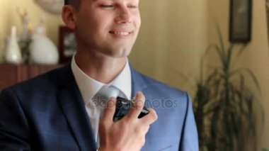 Köln kullanan yakışıklı adam