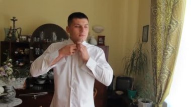 yakışıklı damat giyen beyaz gömlek 