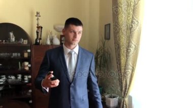 Adam evinde penceresinin yanında ayakta