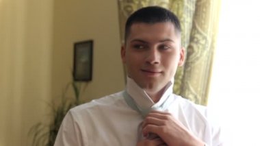 yakışıklı erkek soyunma kravat