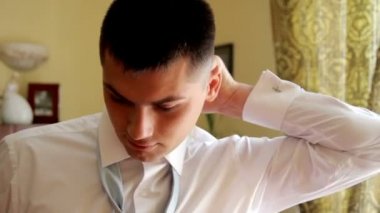 yakışıklı erkek soyunma kravat