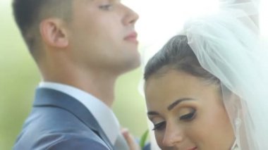 yeni evliler parkta kucaklayan aşık