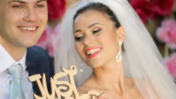 Newlyweds with wooden placard Just married — Stock Video