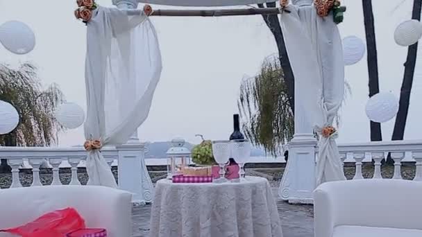 Tonnelle avec décorations pour dîner romantique — Video