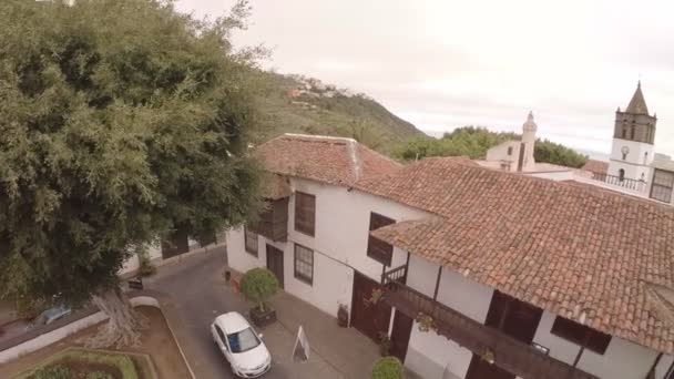 Voiture à cheval dans cour confortable près de l'océan — Video