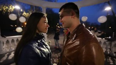 mutlu çift dekore edilmiş çardak 