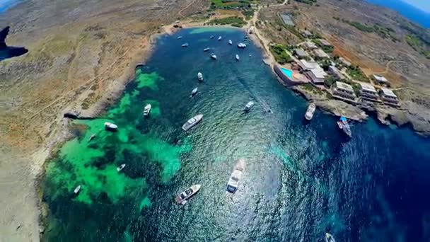 Barche in mare vicino alla costa di Malta — Video Stock