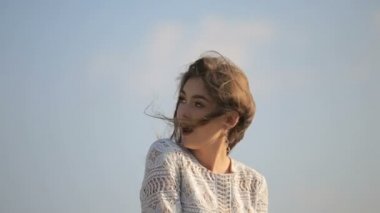 çayır üzerinde aşık şehvetli genç Çift