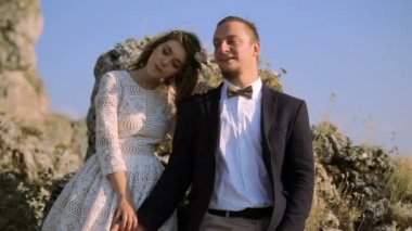 Evlilik çift şefkatle çayır on sarılma 