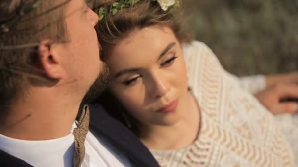 Sensuel jeune couple amoureux sur prairie — Video