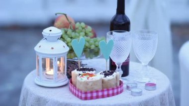 Arbor gölün fon karşı parkta romantik bir akşam yemeği süslemeleri ile