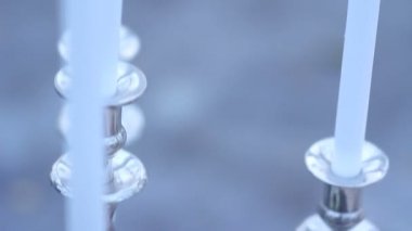 Mumlar, fenerler, iki kişilik romantik bir akşam yemeği için. Akşam yemeği için romantik bir Tarih