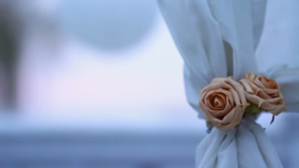 Bolas de papel blanco cuelgan en el cenador en el parque. Decoraciones para una cita romántica. parte del arco con una rosa — Vídeo de stock