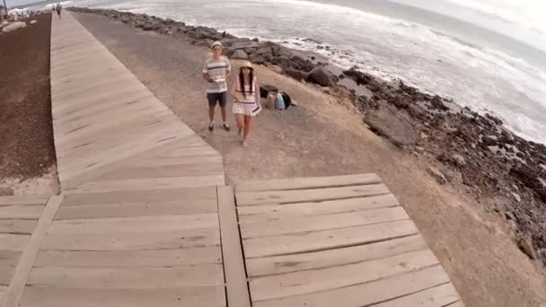 Chico y una chica lanzan un helicóptero en la costa del océano. Islas Canarias. España . — Vídeos de Stock