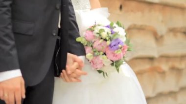 Gelin Damat elini tutuyor. Evlilik çift elele