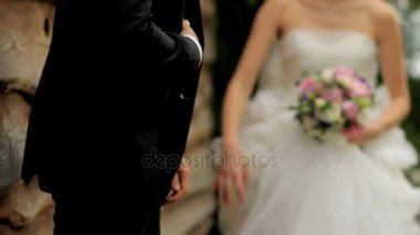 Gelin Damat elini tutuyor. Evlilik çift elele