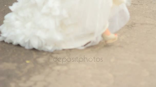 Il giorno del matrimonio. Sposa in abito bianco chic. Vista posteriore — Video Stock
