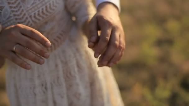 Casal feliz no amor no campo — Vídeo de Stock