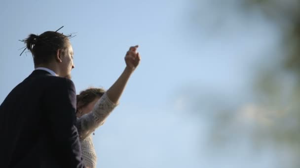 Femme aimante danse devant le marié à l'extérieur — Video