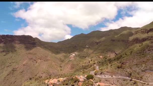 Bellissimo paesaggio di montagna contro il cielo blu con una vista a volo d'uccello. Vista aerea . — Video Stock