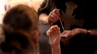 Kız Sanat Atölyesi oturur, asıl onun fırça boyar. Salon sanat master podyum için model bir görüntüsünü oluşturur. gövde bölümü