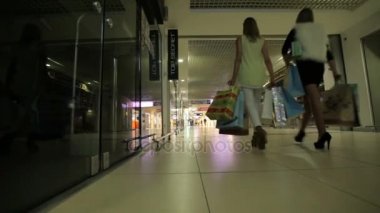 Güzel kızlar bir süpermarket ile alışverişe gitmek.