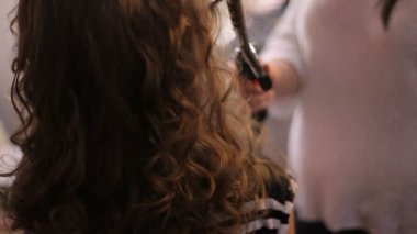 Kuaför gelin için lüks bir saç modeli yapar. Stilist gelin sanat Studio için güzel bir saç modeli yapar.