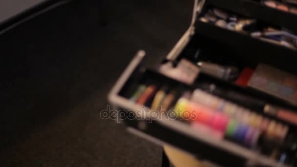 Abra a paleta MakeUp deitada na mesa em frente a um estilista de espelhos. Múltipla sombra colorida no conjunto da moda. As cores do arco-íris em um salão de beleza . — Vídeo de Stock
