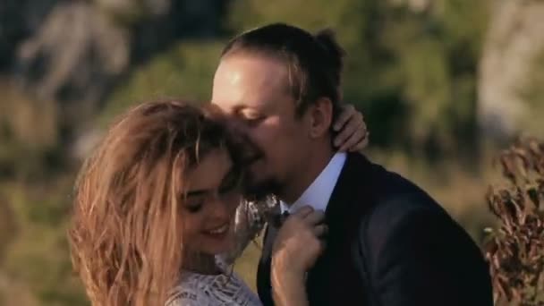 Joyeux couple amoureux dans les prairies. Portrait couples, tendresse amour 