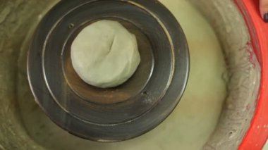 Hatıra Eşyası ve kil yemeklerini yapıyor. Kil potters tekerlek üzerinde yatıyor.