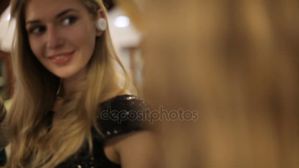 Portret van mooie vrouw met draadloze koptelefoon. Mooi meisje in de spiegel kijken en lachend. Close-up — Stockvideo