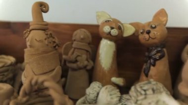 Halk Sanat Atölyesi. Raflarda kil ürünleri, Hatıra Eşyası, yemekleri vardır. Kil oyuncaklar ve Hatıra Eşyası rafta duruyor.